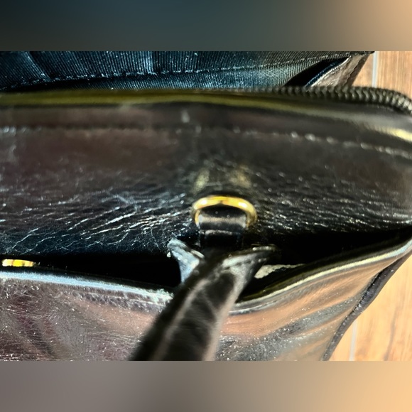 Vintage Etienne Aigner hand bag. Leather. Has clips to attach a crossbody strap. - Picture 9 of 14